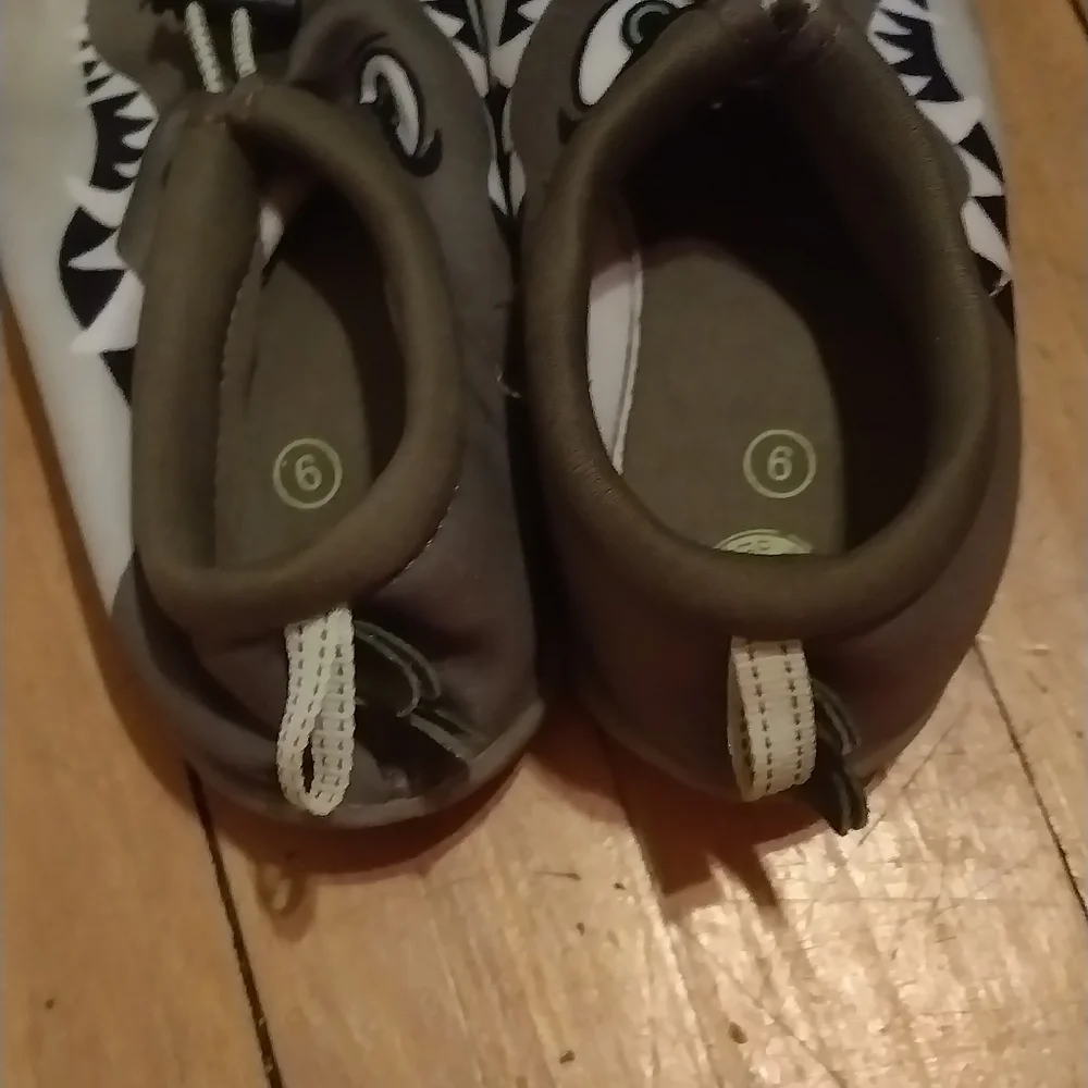 Body Glove Green Slippers Comfortable Slip-On Style